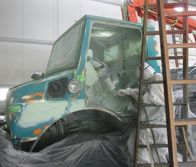Unimog_Umlackieren_Vorbereitung_Landwirtschaft_Oldtimer_Karosserie 